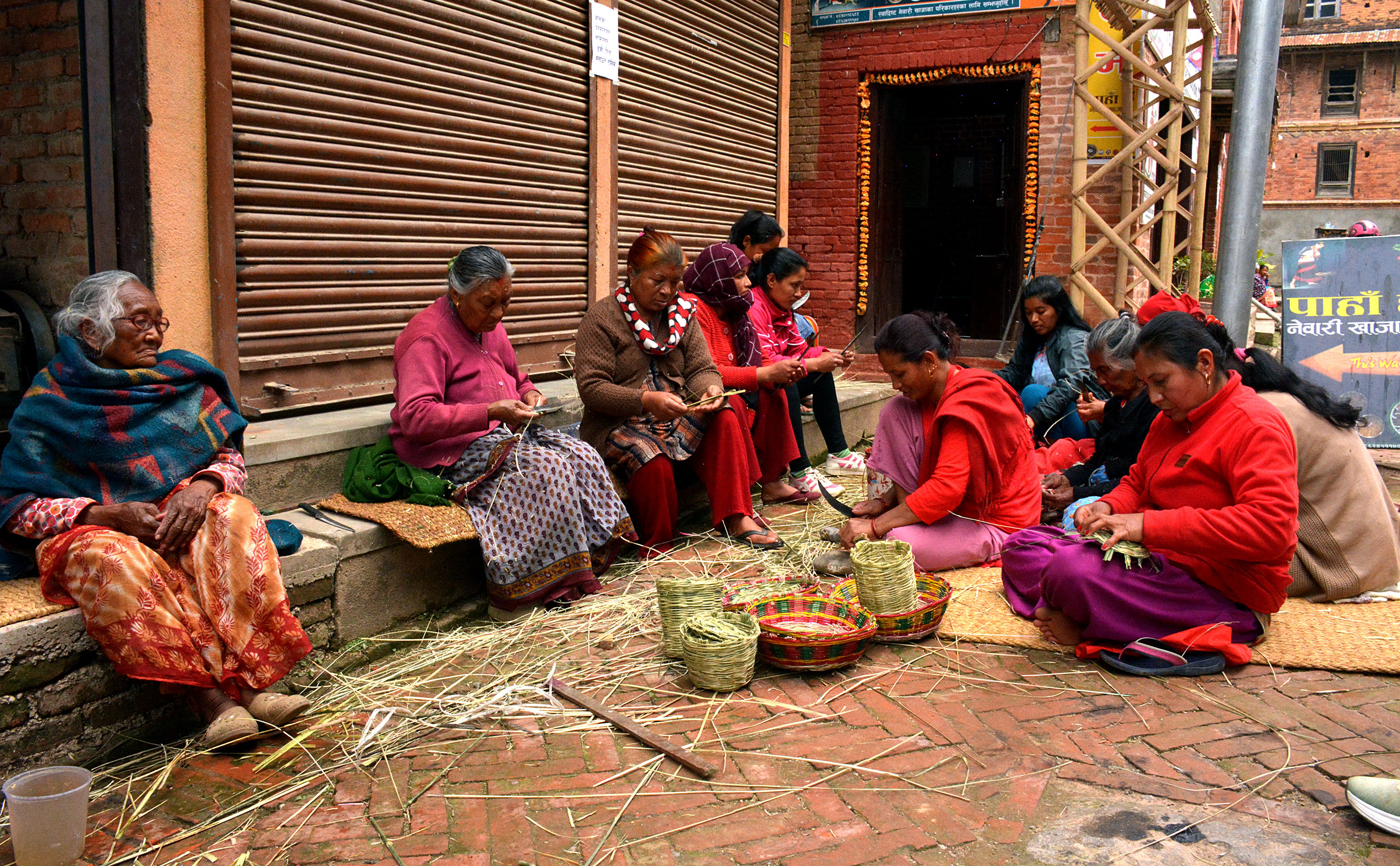 परम्परागत सीप सिकाउँदै ज्येष्ठ नागरिक