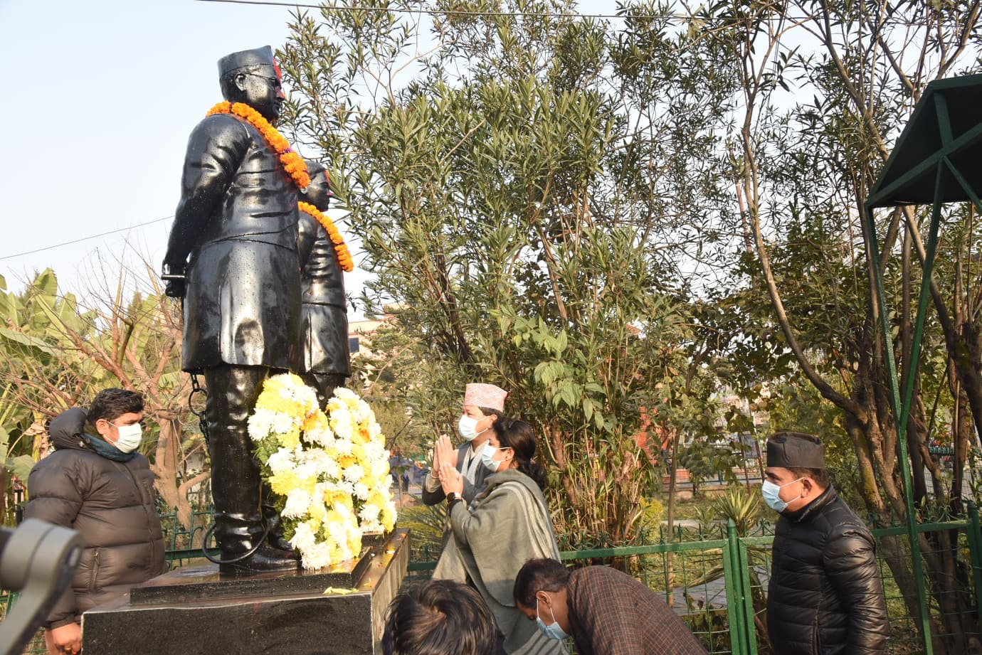 शहीद श्रेष्ठ र चन्दको सालिकमा पुष्पगुच्छा अर्पण गरी सम्झना