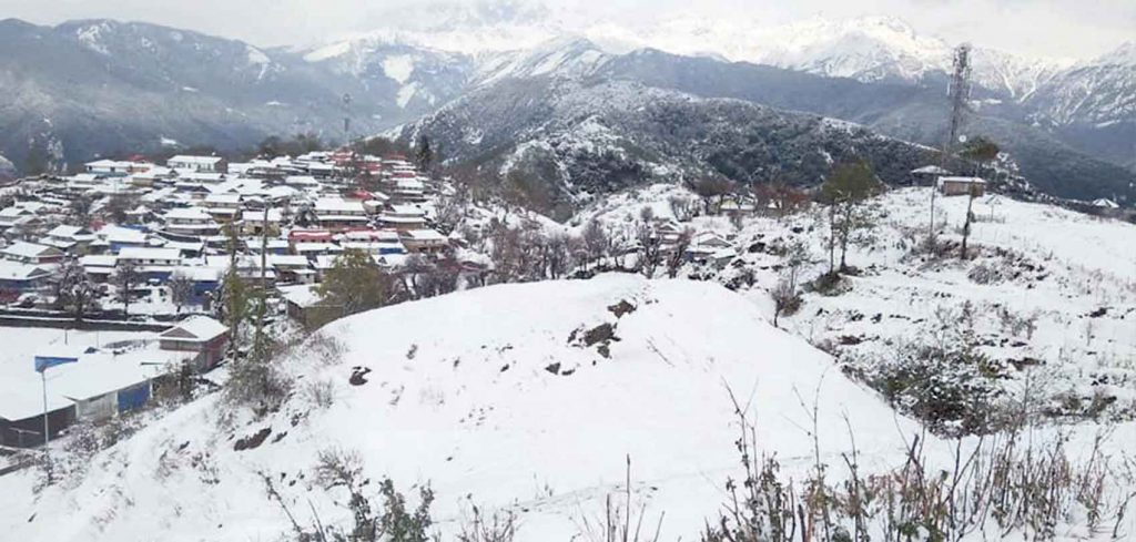 हिमाली क्षेत्रमा भारी हिमपात : हिउँ पगालेर पानी खान बाध्य