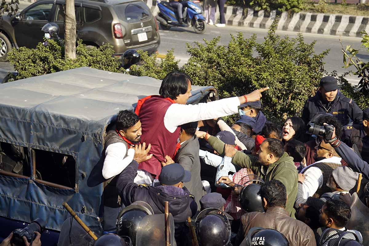 धोती दिवस मनाउन माइतीघरमा जम्मा भएका सांसद राउतसहित जनमतका कार्यकर्ता पक्राउ