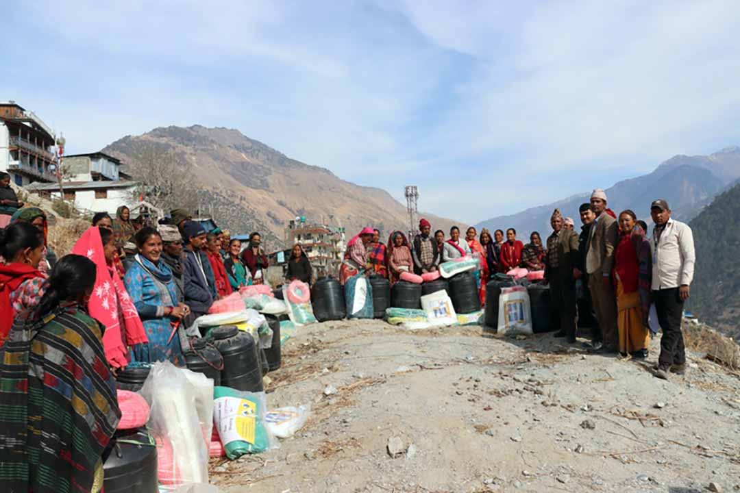 तरकारी उत्पादन गर्ने सामाग्री पाउँदा कृषक खुसी