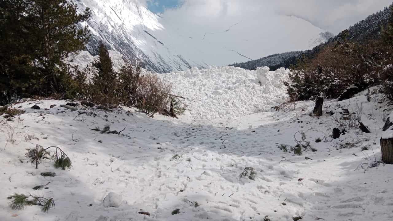 नाङको ढुकुरपोखरीमा हिमपहिरो, आवतजावत गर्न जोखिम