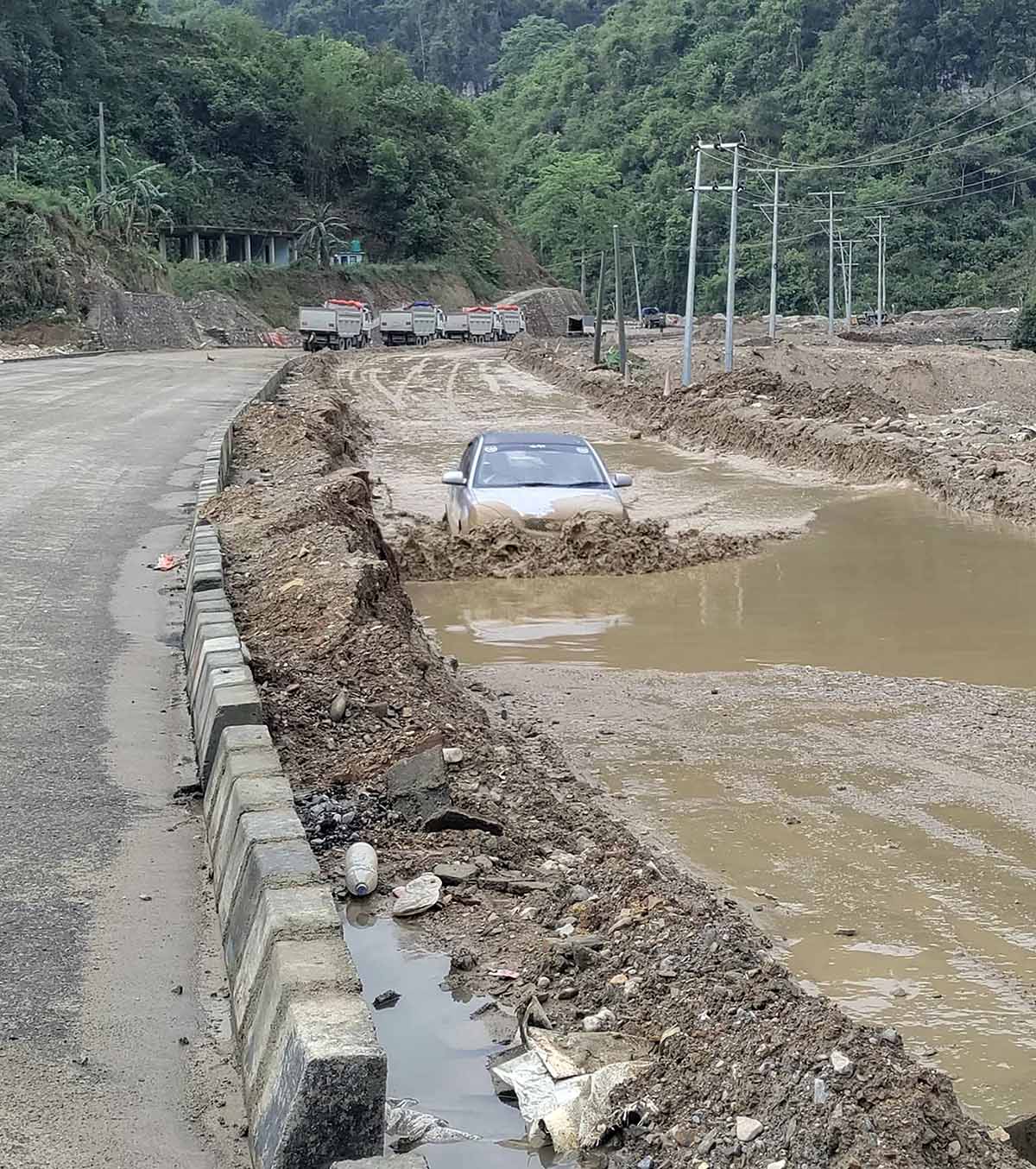 वर्षाका कारण मुग्लिन–पोखरा सडक आवागमनमा सास्ती