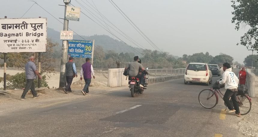 बागमती खोलामा भासिएको पुलको मर्मत गरियो