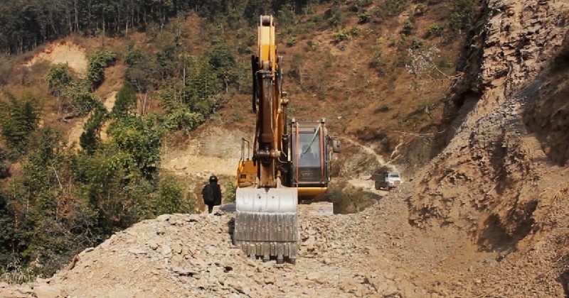 डोजरले खसालेको ढुंगाले लाग्दा ६ वर्षका बालकको मृत्यु