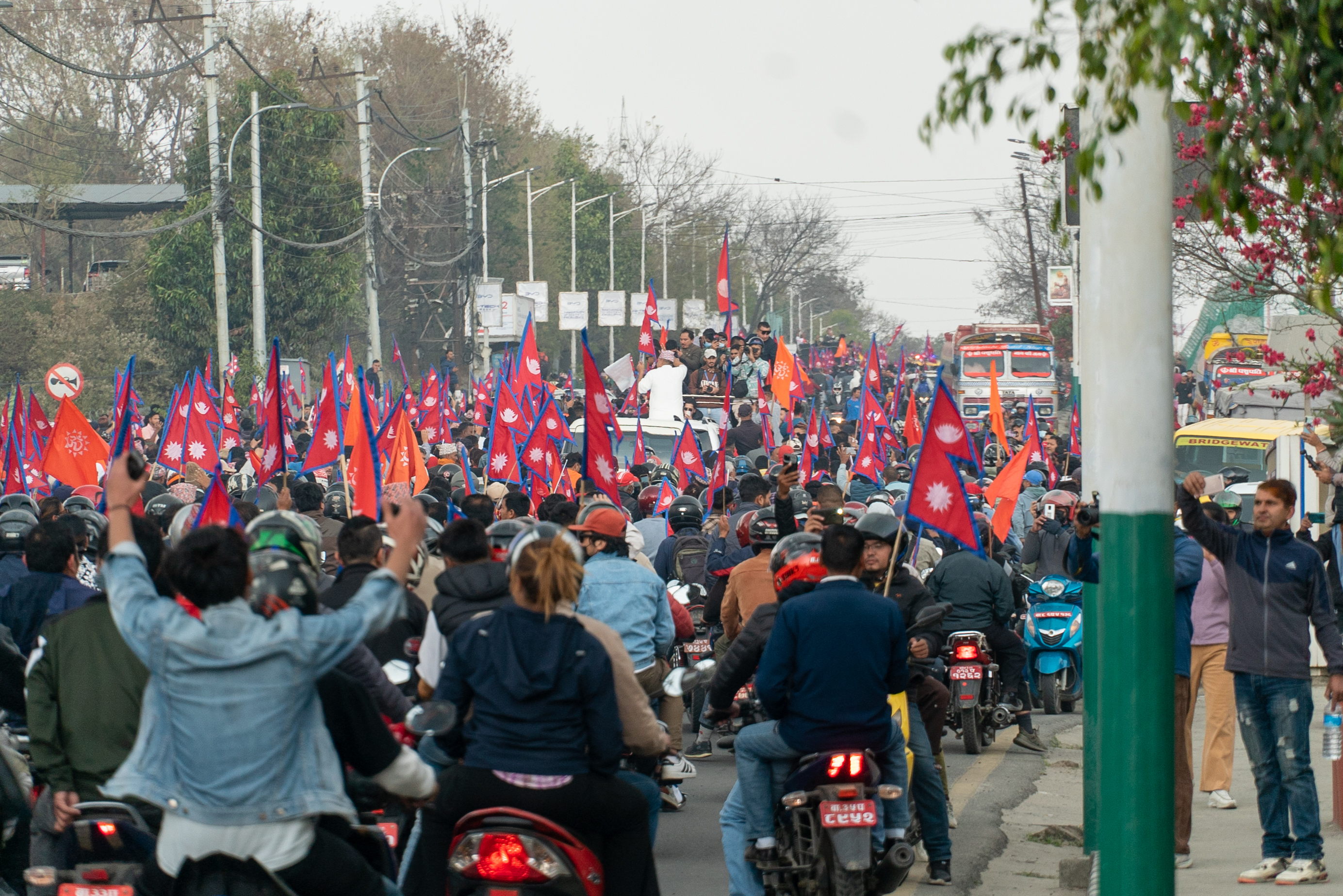 काठमाडौंमा पूर्वराजा ज्ञानेन्द्रको स्वागत, समर्थकले लगाए चर्का नारा