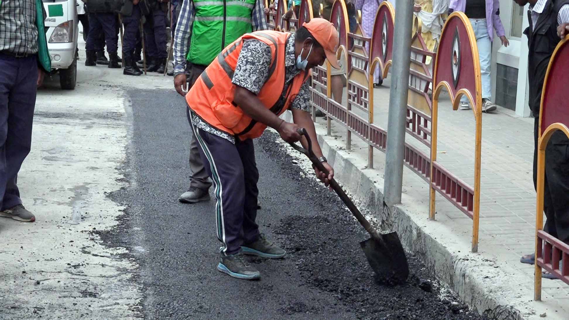 महानगरले भत्काएको बाटोमा सडक डिभिजन कार्यालयले गर्यो कालोपत्रे