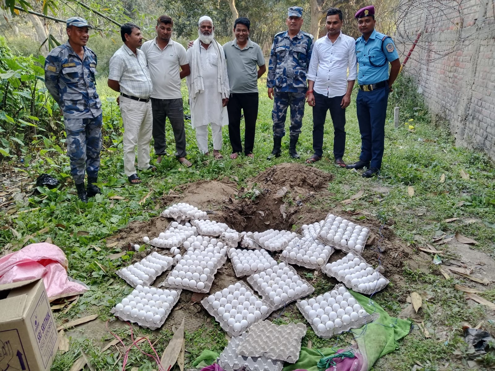 मुख्यमन्त्री निर्देशनपछि सेतो अण्डा बरामद गरी नष्ट गर्दै सशस्त्र प्रहरी