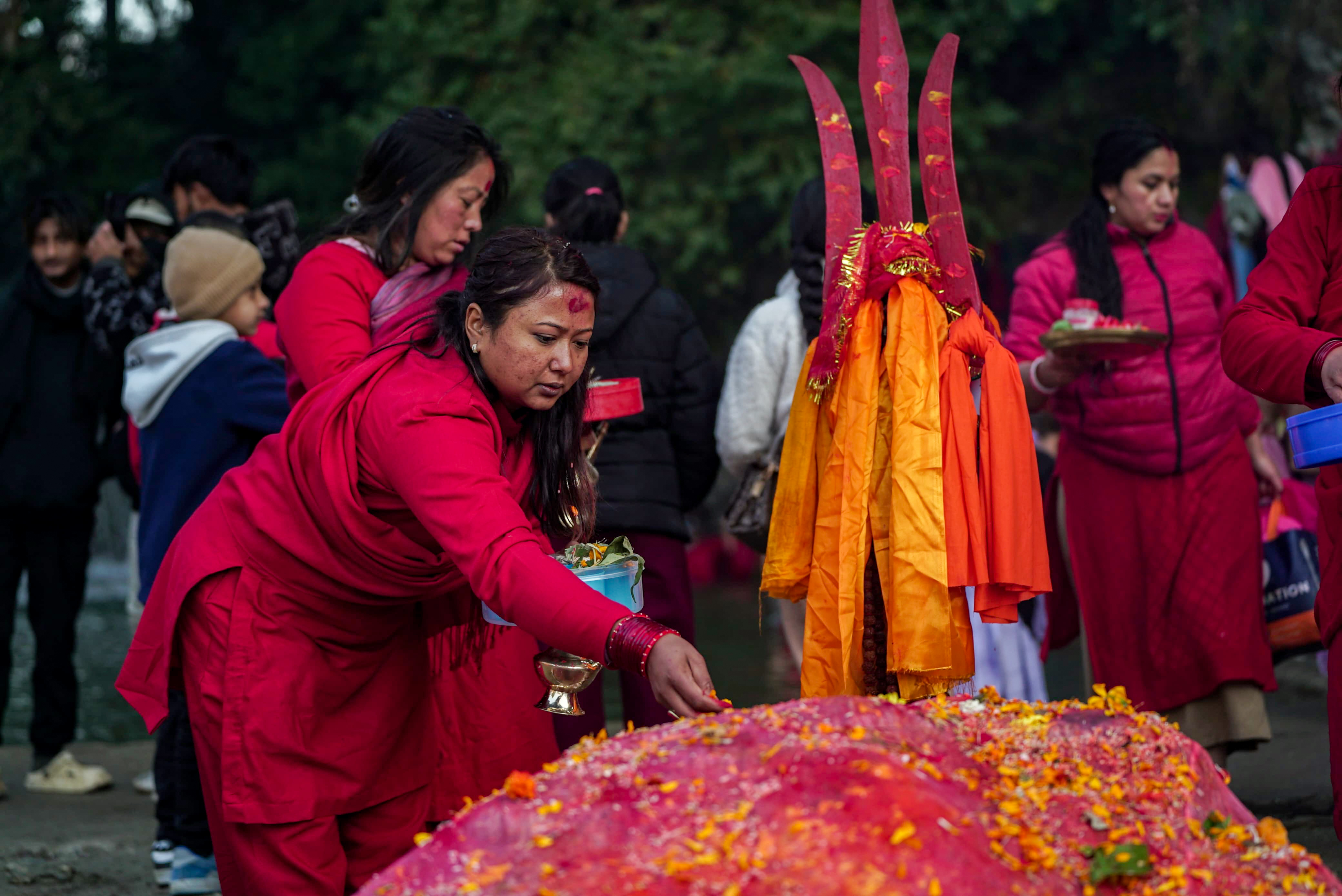 साँखुस्थित शालिनदीमा स्वस्थानी व्रतको लागि माघस्नान गर्ने भक्तजनहरूको घुँइचो (तस्वीहरु)