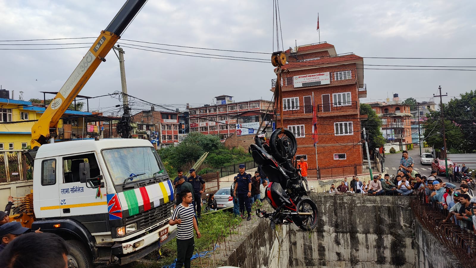 तीन कुने पुलबाट मोटरसाइकल खस्दा एक जनाको मृत्यु