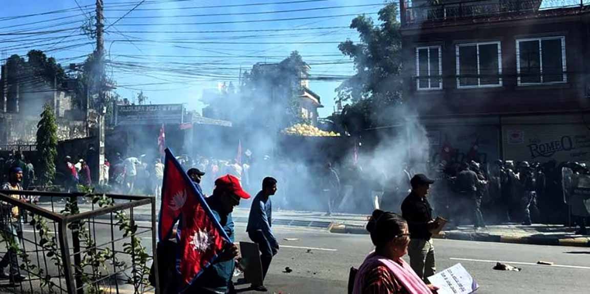 रास्वपाका कार्यकर्तामाथि अश्रुग्यास प्रहार, ६ जना पक्राउ