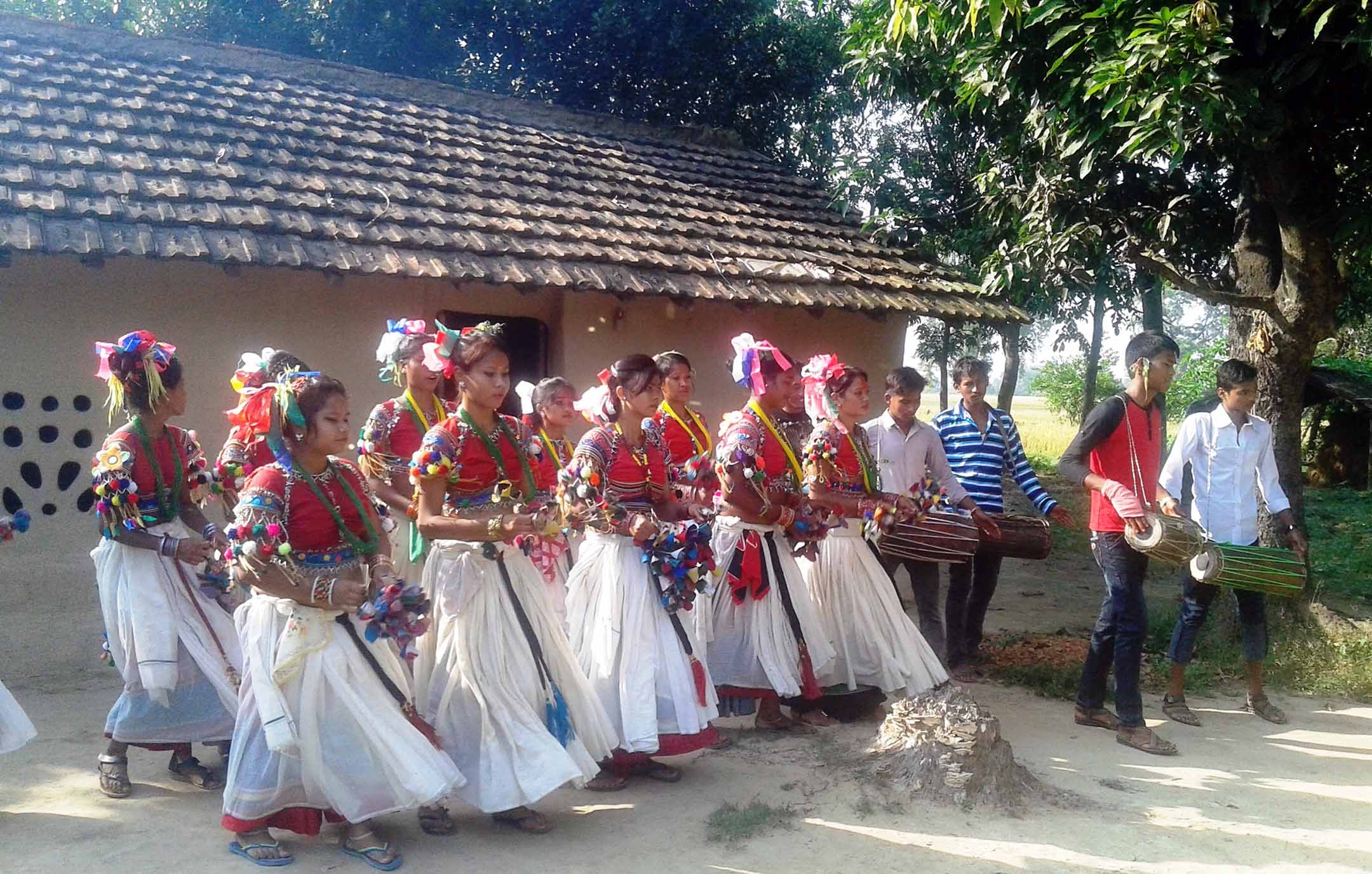 सखिया नाचमा झुम्दै कञ्चनपुरका थारु