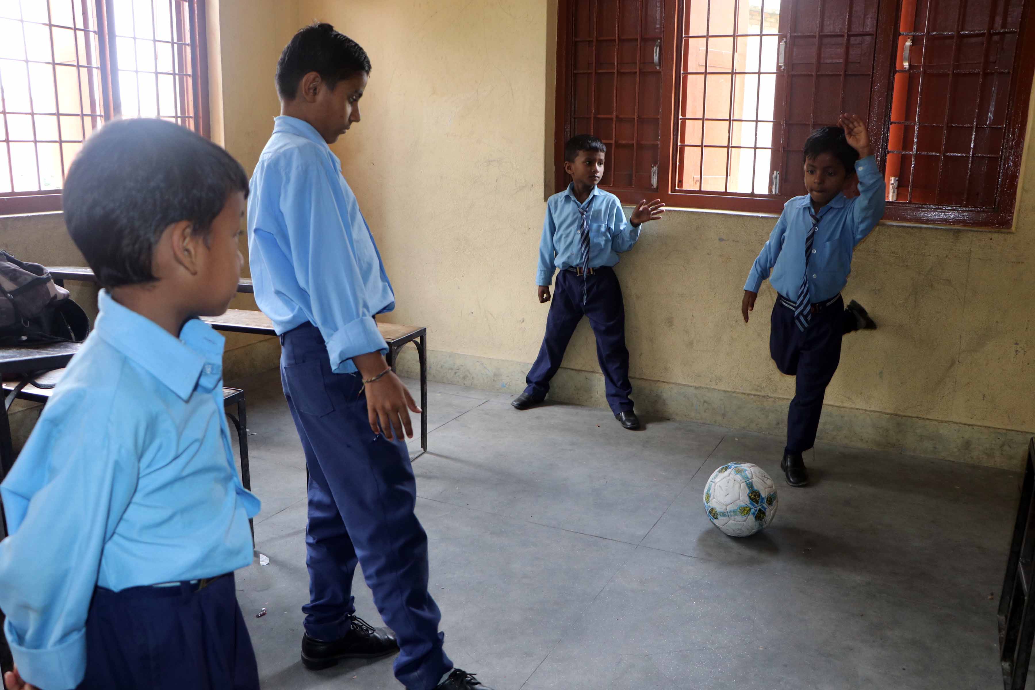 सहरका विद्यार्थीका दुःख: खेलमैदान छैन, कक्षाकोठाभित्रै घुम्छ फुटबल