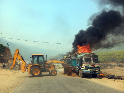 औषधिमा प्रयोग हुने केमिकल बोकेको ट्रकमा आगलागी