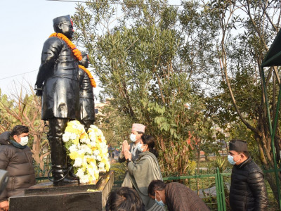 शहीद श्रेष्ठ र चन्दको सालिकमा पुष्पगुच्छा अर्पण गरी सम्झना