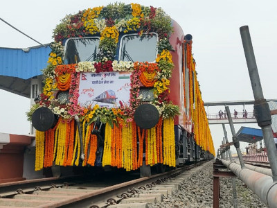 नेपाल र भारतका प्रधानमन्त्रीले  हरियो झन्डा देखाएपछि चल्यो नेपाली रेल