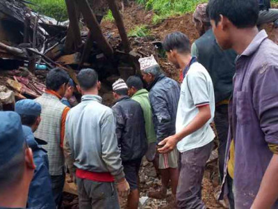 बझाङको टुमेडामा पहिरोमा परि चारजनाको मृत्यु, छजनाको जीवितै उद्धार