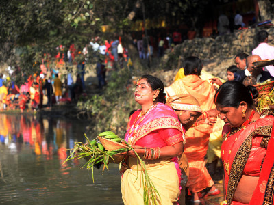 अस्ताउँदो सूर्यलाई अर्घ्य दिएर यसरी मनाइयो छठ(फोटो फिचर)