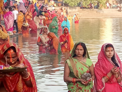 सूर्यको पूजा आराधना गरी छठ मनाइँदै