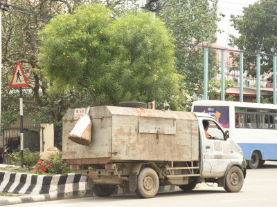 फोहोर बोकेका गाडीलाई सिसडोलमा स्थानीयको अवरोध