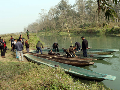 पर्यटकका रोजाइमा ढुङ्ग्रेखोलामा डुङ्गा शयर