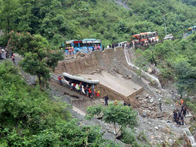 सिमलताल बस दुर्घटनाः तीनजना पौडिएर बाँचे