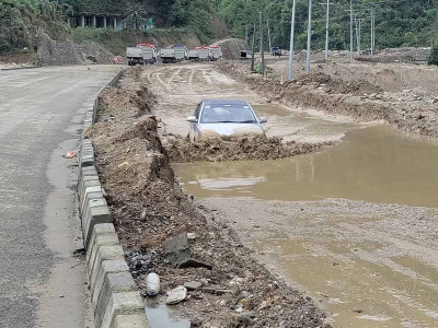 वर्षाका कारण मुग्लिन–पोखरा सडक आवागमनमा सास्ती