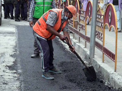 महानगरले भत्काएको बाटोमा सडक डिभिजन कार्यालयले गर्यो कालोपत्रे