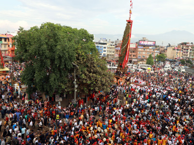 तस्बिरमा मच्छिन्द्रनाथ र मीननाथको रथ