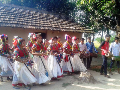 सखिया नाचमा झुम्दै कञ्चनपुरका थारु