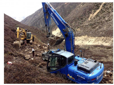 पहिलो पटक टिपताला पुगे नेपालतर्फका स्काभेटर र ट्याक्टर