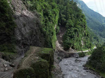 कालीगण्डकी करिडोरः महभिरको पहिरोले दुर्घटनाको जोखिम