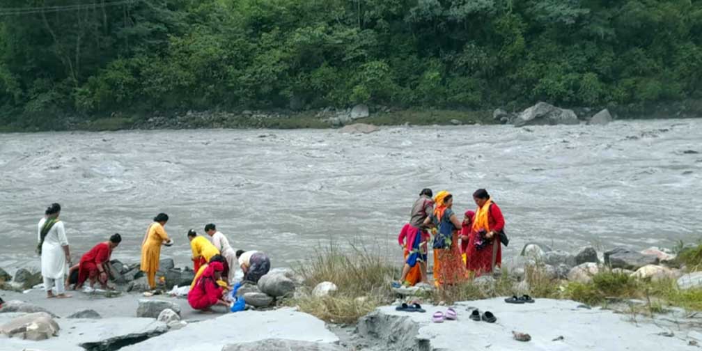 कालीगण्डकीमा स्नान गर्नेको घुइँचो