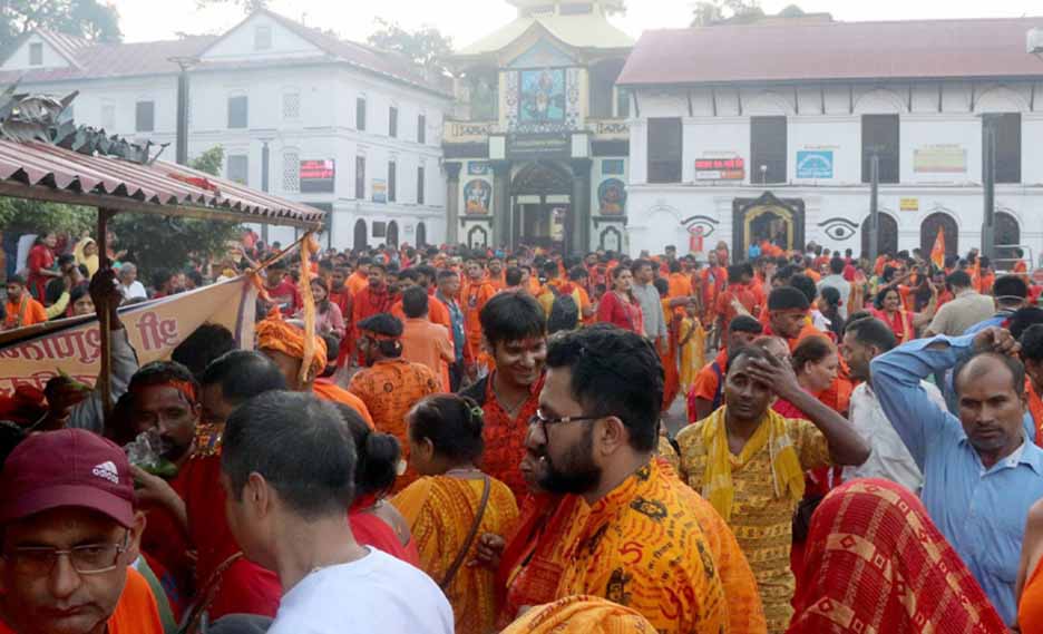 साउनको तेस्रो सोमबारः पशुपतिनाथसहित देशभरका शिवालयमा भक्तजनको घुइँचो