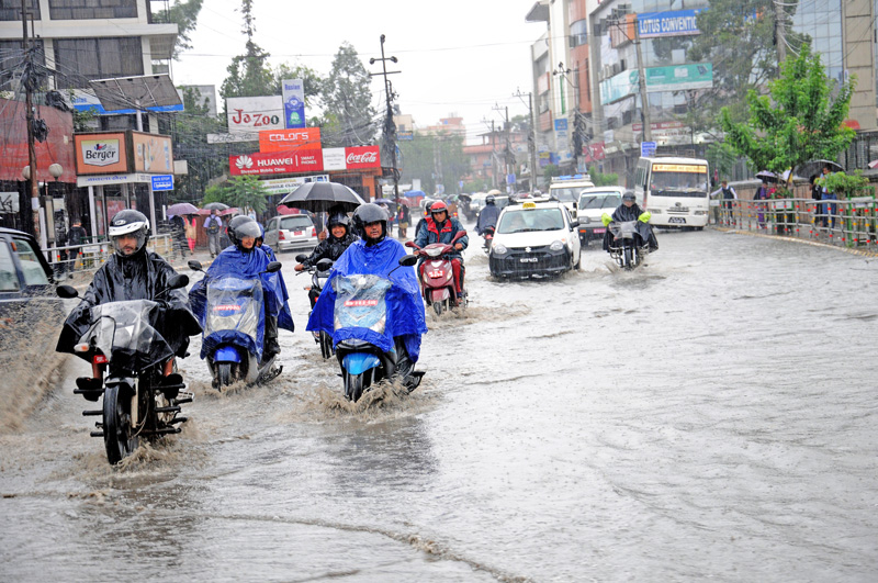 भारी वर्षाले कांगेस र एमालेका संसदीय कार्यालय जलमग्न