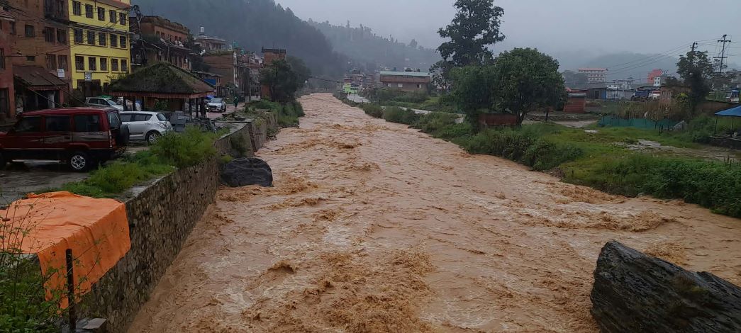 काठमाडौँ जोड्ने राजमार्ग बन्दः रोकिए सार्वजनिक बस