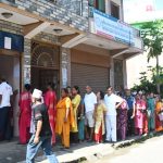साल्टट्रेडिङको सुपथ मूल्य पसलमा नुन र चिनी खरिद गर्न उपभोक्ताको भीड