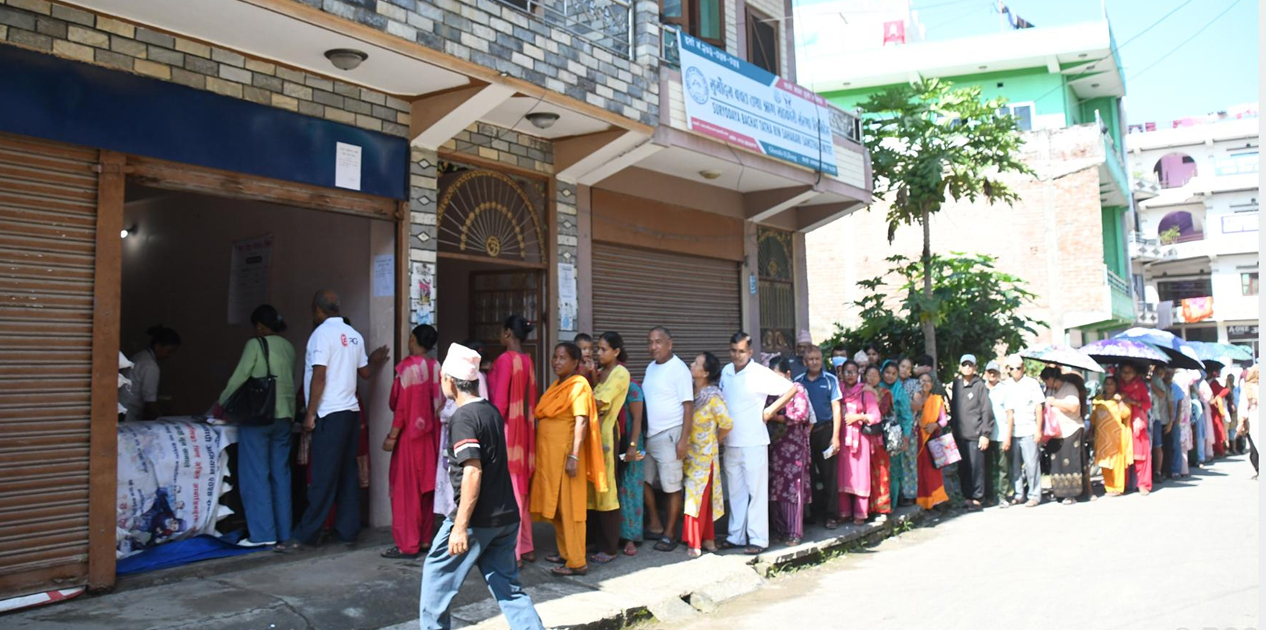 साल्टट्रेडिङको सुपथ मूल्य पसलमा नुन र चिनी खरिद गर्न उपभोक्ताको भीड