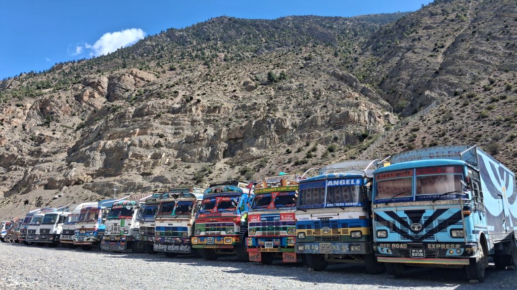 लेतेदेखि कोरलासम्म रोकिएका छन् पाँच सय बढी कन्टेनर
