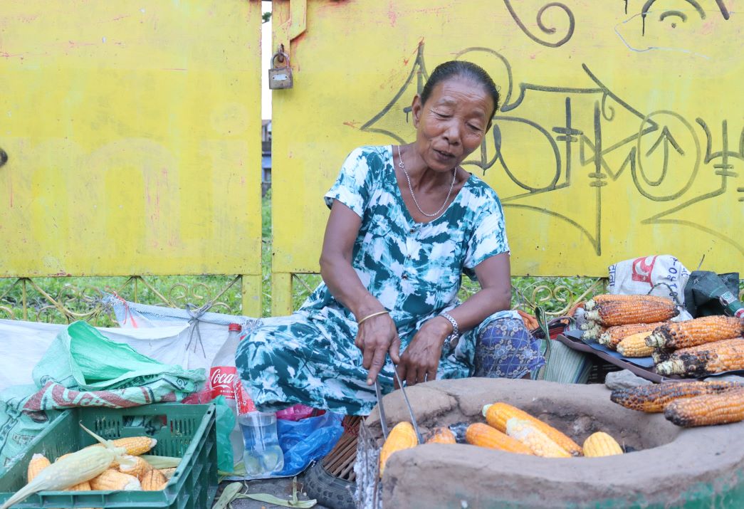 धरानकी शान्ति दिदी तीन दशकदेखि मकै पोल्दै घरखर्च जुटाउँदै